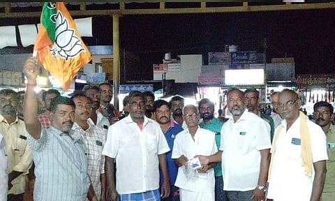 திரவுபதி முர்மு வெற்றி பெற்றதை பா.ஜ.க.வினர் கொண்டாடியபோது எடுத்தபடம். 