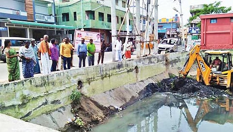 தூர் வாரும் பணி நடப்பதை படத்தில் காணலாம்.
