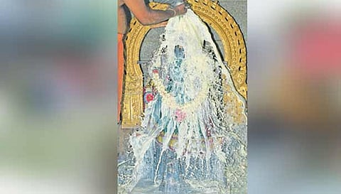 மகா மாரியம்மனுக்கு பாலாபிஷேகம் நடைபெற்ற போது எடுத்த படம். 