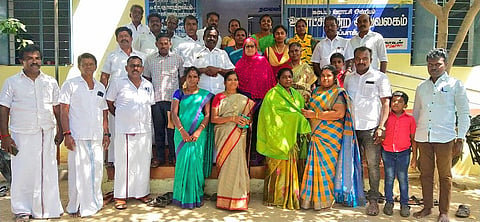 புதிதாக தேர்ந்தெடுக்கப்பட்ட நிர்வாகிகளுக்கு பஞ்சாயத்து தலைவர்கள் கூட்டமைப்பு சார்பில் வாழ்த்து தெரிவிக்கப்பட்டபோது எடுத்த படம்.