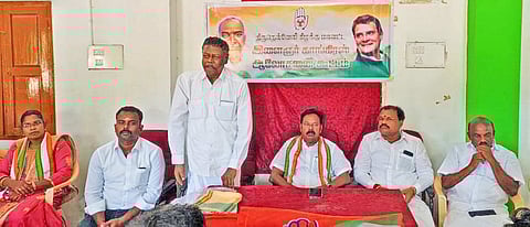 கூட்டத்தில் முன்னாள் மத்திய மந்திரி தனுஷ்கோடி ஆதித்தன் பேசிய காட்சி. அருகில் ரூபி மனோகரன் எம்.எல்.ஏ., 