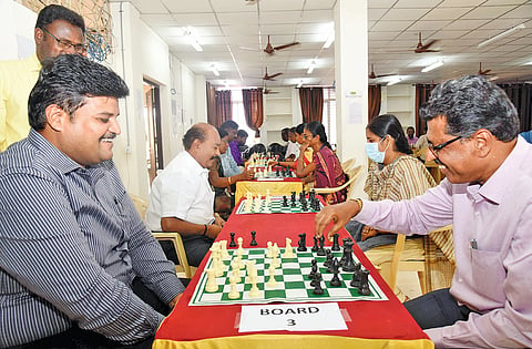 அரசு அலுவலர்களுக்கான செஸ் போட்டியில் பங்கேற்று விளையாடிய கரூர் கலெக்டர்