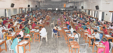 கடலூர் மஞ்சக்குப்பம் புனித வள்ளலார் பள்ளியில் தேர்வு எழுதுபவர்களை படத்தில் காணலாம்.