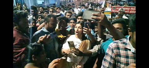 சமயபுரம் கோவிலுக்கு வந்த நடிகை யாஷிகாவை காண குவிந்த ரசிகர்கள்