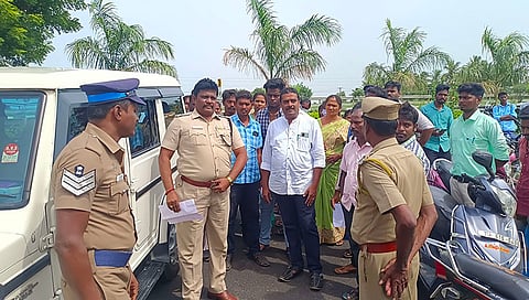 சாலை மறியல் செய்தவர்களிடம் போலீசார் பேச்சுவார்த்தை நடத்தினர். 