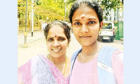 ஒரே தேர்வு மையத்தில் குரூப்-4 தேர்வு எழுதிய தாய்-மகள்