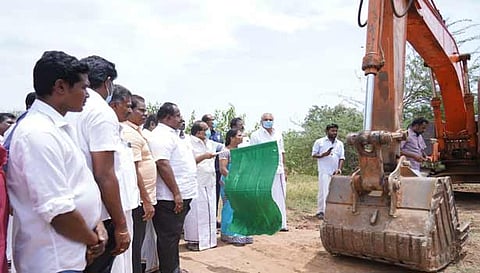 பெருமாள் குளத்தில் சீமைக்கருவேல மரங்களை அகற்றும் பணிகளை அமைச்சர் அர.சக்கரபாணி தொடங்கி வைத்தார்.