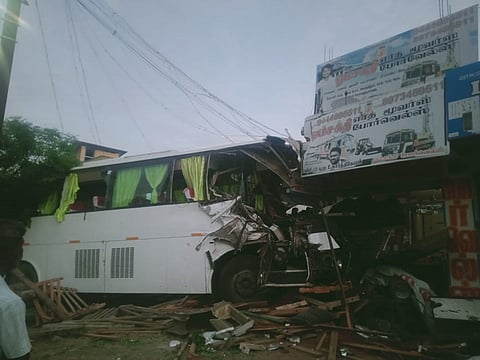  விபத்தில் சிக்கிய தனியார் பஸ் கடைக்குள் புகுந்து நிற்கும் காட்சி. 