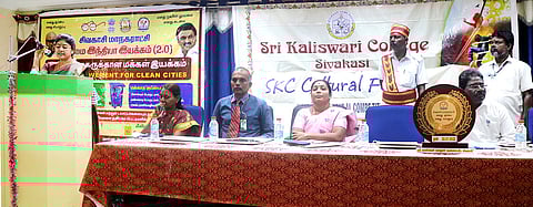 காளீஸ்வரி கல்லூரியில் நடந்த கலைவிழா போட்டி தொடக்க நிகழ்ச்சியில்
பங்கேற்றவர்கள்.