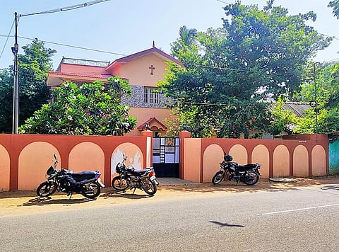 கொள்ளை நடந்த வீட்டை படத்தில் காணலாம்.