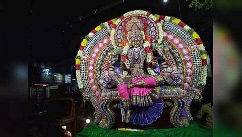 சிறப்பு அலங்காரத்தில் பவனி வந்த அம்மன்.