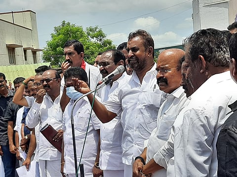 அ.தி.மு.க.வினர் மீது போடப்படும் வழக்குகளுக்கு அஞ்ச மாட்டோம்-ஆர்ப்பாட்டத்தில் எஸ்.பி. வேலுமணி பேச்சு
