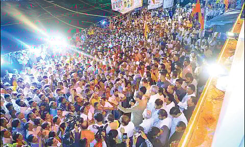 அதிருப்தி அணியினர் சிவசேனாவை அழிக்க திட்டம் போடுகின்றனர்: உத்தவ் தாக்கரே