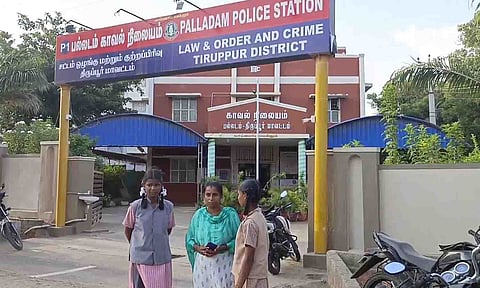 பல்லடம் போலீஸ் நிலையத்தில் புகார் அளித்த பெண் பூ வியாபாரி ஆனந்தி மற்றும் 2 குழந்தைகளை படத்தில் காணலாம்.