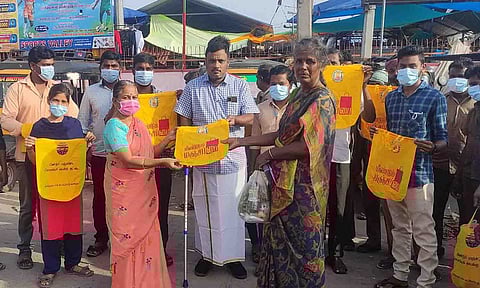  பொதுமக்களுக்கு மஞ்சப்பை இலவசமாக வழங்கப்பட்டதை படத்தில் காணலாம். 