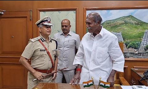 புதிதாக பதவி ஏற்ற டி.ஜி.பி. மனோஜ்குமார் லால் முதல்-அமைச்சர் ரங்கசாமியை சந்தித்து வாழ்த்து பெற்ற காட்சி.