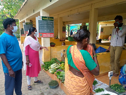 திண்டிவனத்தில் கொரோனா பரவல் குறித்து பொது மக்களுக்கு விழிப்புணர்வு ஏற்படுத்தப்பட்டது.