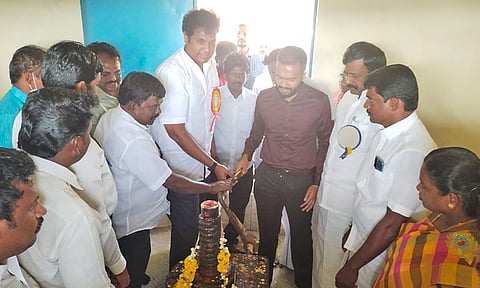 கடனா அணையில் இருந்து கலெக்டர் ஆகாஷ் தண்ணீரை திறந்து வைத்த காட்சி.