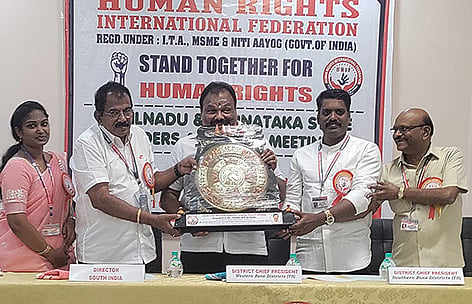 மனித உரிமைகள் இன்டர்நேஷனல் அமைப்பின் சார்பில் நந்தி குமாருக்கு மனித நேயர் விருதை அலுபினிஷ் பிரேம் குமார் மற்றும் ஆரோக்கியபழம் வழங்கிய காட்சி.