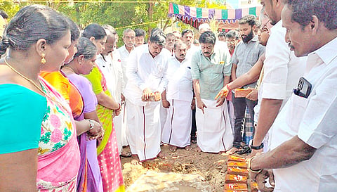 ஆரம்ப சுகாதார நிலையம் கட்டிடம் கட்ட நிவேதா முருகன் எம்.எல்.ஏ. அடிக்கல் நாட்டினார்.