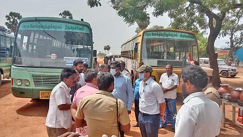 அகஸ்தியர்பட்டியில் தற்காலிகமாக பஸ்கள் நிறுத்தப்பட்டுள்ள இடத்தை சேரன்மகாதேவி சப் கலெக்டர் ரிசப் பார்வையிட்ட காட்சி.