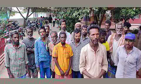 மீட்கப்பட்ட கொத்தடிமை தொழிலாளர்களை காணலாம்.