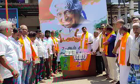 அப்துல் கலாம் நினைவு நாளையொட்டி பொதுமக்களுக்கு அசோக்பாபு எம்.எல்.ஏ. அன்னதானம் வழங்கிய காட்சி.