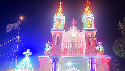 மின்விளக்குகளால் அலங்கரிக்கப்பட்ட புனித அந்தோனியார் ஆலயம்.