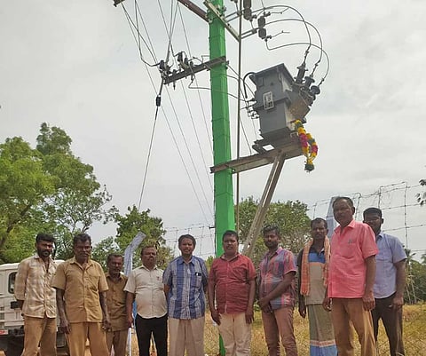 புதிதாக நிறுவப்பட்ட மின்மாற்றியை படத்தில் காணலாம்.