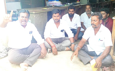 கவுன்சிலர்கள் உள்ளிருப்பு போராட்டத்தில் ஈடுபட்ட காட்சி.