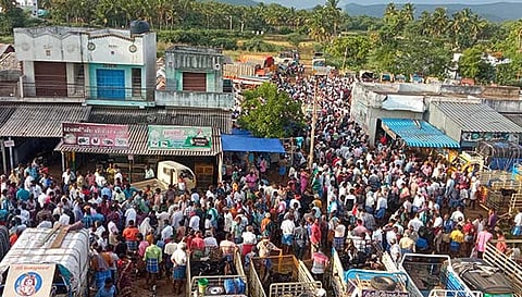 அய்யலூர் சந்தையில் கூடிய வியாபாரிகள், விவசாயிகள்.