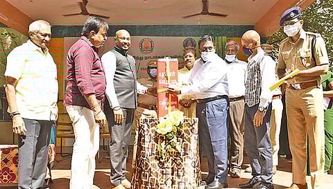 புகார்பெட்டி குறித்த விழிப்புணர்வு நிகழ்ச்சியை கலெக்டர் முரளிதரன் தொடங்கி வைத்தார். அருகில் மாவட்ட போலீஸ் சூப்பிரண்டு பிரவீன் உமேஷ் டோங்கரே உள்பட பலர் உள்ளனர்.