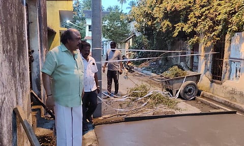 வாய்க்கால் அமைக்கும் பணியை கென்னடி எம்.எல்.ஏ. தொடங்கி வைத்து பார்வையிட்ட காட்சி.