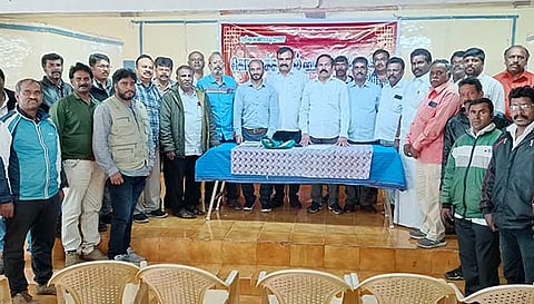 கூட்டத்தில் கலந்து கொண்டவர்களை படத்தில் காணலாம்.