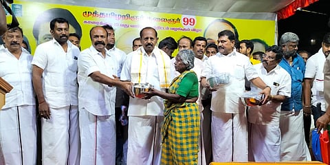 ஏழை பெண்களுக்கு நலத்திட்ட உதவிகளை அமைச்சர் பெரியகருப்பன் வழங்கினார்.