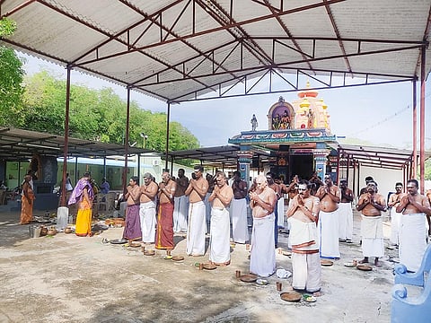குறிச்சி காசி விஸ்வநாதர் கோவிலில் ஏராளமானோர் தர்ப்பணம்