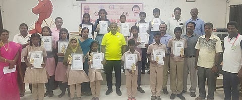 ராணிப்பேட்டை மாவட்டத்தில் நடைபெற்ற மாவட்ட அளவிலான செஸ் விழிப்புணர்வு போட்டிகளில் வெற்றி பெற்ற மாணவ- மாணவிகளுக்கு பரிசுகளை கலெக்டர் பாஸ்கர பாண்டியன் பரிசு வழங்கிய போது எடுத்த படம்