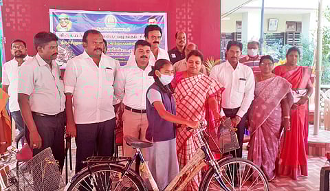 விழாவில் மாணவி ஒருவருக்கு அமைச்சர் கீதாஜீவன் இலவச சைக்கிள் வழங்கிய காட்சி. 