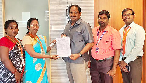 பயிற்சி முகாமில் ஆசிரியர்களுக்கு சான்றிதழ் வழங்கப்பட்டது.