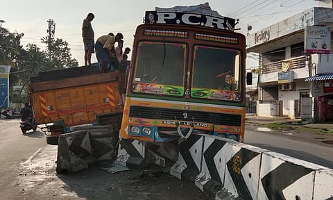 தடுப்பு சுவரில் லாரி மோதி விபத்து