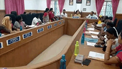 மங்குழியில் தற்காலிக பாலம் அமைத்து தர வேண்டும்-கவுன்சிலர்கள் கோரிக்கை