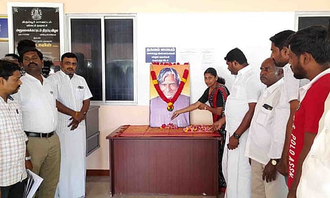 அப்துல் கலாம் உருவப்படத்திற்கு மலர் தூவி அஞ்சலி செலுத்தப்பட்ட காட்சி.