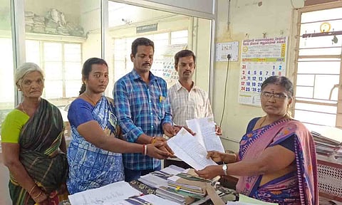 பல்லடம் தாலுகா அலுவலகத்தில் புகார் அளித்த வீட்டுமனை உரிமையாளர்கள்.