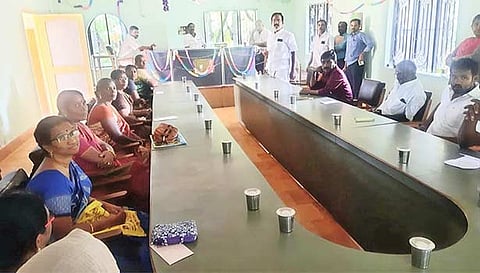 பேரூராட்சி கூட்டத்தில் கலந்து கொண்டவர்களை படத்தில் காணலாம்.
