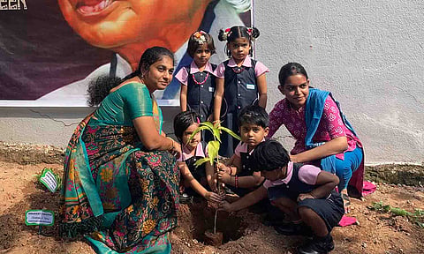 பள்ளி முதல்வர் டயானா, ஒருங்கிணைப்பாளர் சக்தி மிருதுளா, கிளப் ஆசிரியர்கள், பள்ளி மாணவர்கள் ஆகியோர் மூலிகை செடிகளை நடும் காட்சி.