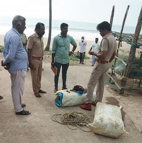 கடலில் மிதந்து வந்த கஞ்சா மூட்டைகளை போலீசார் கைப்பற்றி விசாரணை செய்து வருவதை படத்தில் காணலாம்.