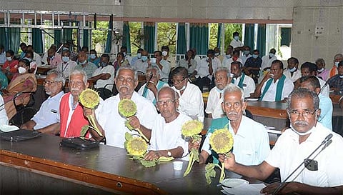 காய்ந்த சூரியகாந்தி பூக்களை கலெக்டர் அலுவலகத்திற்கு கொண்டு வந்த விவசாயிகள்.