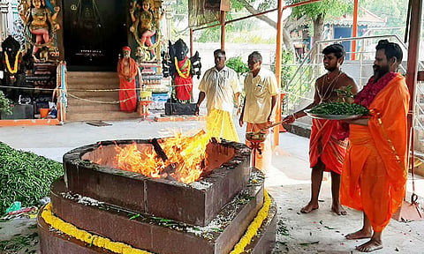 பச்சை மிளகாய் யாக வழிபாடு நடந்த காட்சி.