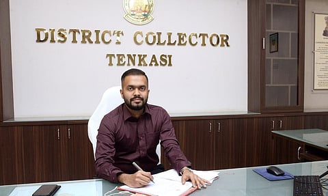 கலெக்டர் ஆகாஷ்.