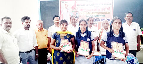 மாணவர்களுக்கு பரிசு வழங்கிய காட்சி.